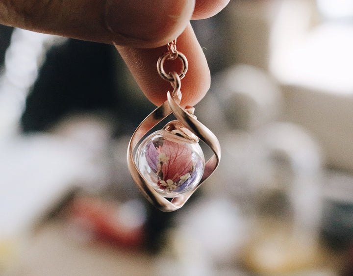 92.5K Infinity Rosegold Design " Dream forest Design ", White Queen anne lace, pinkred leaf, Pink Statice, rosegold chain, robinwood, dream forest, ของขวัญที่ไม่เหมือนใคร, ออกแบบดอกไม้เองได้