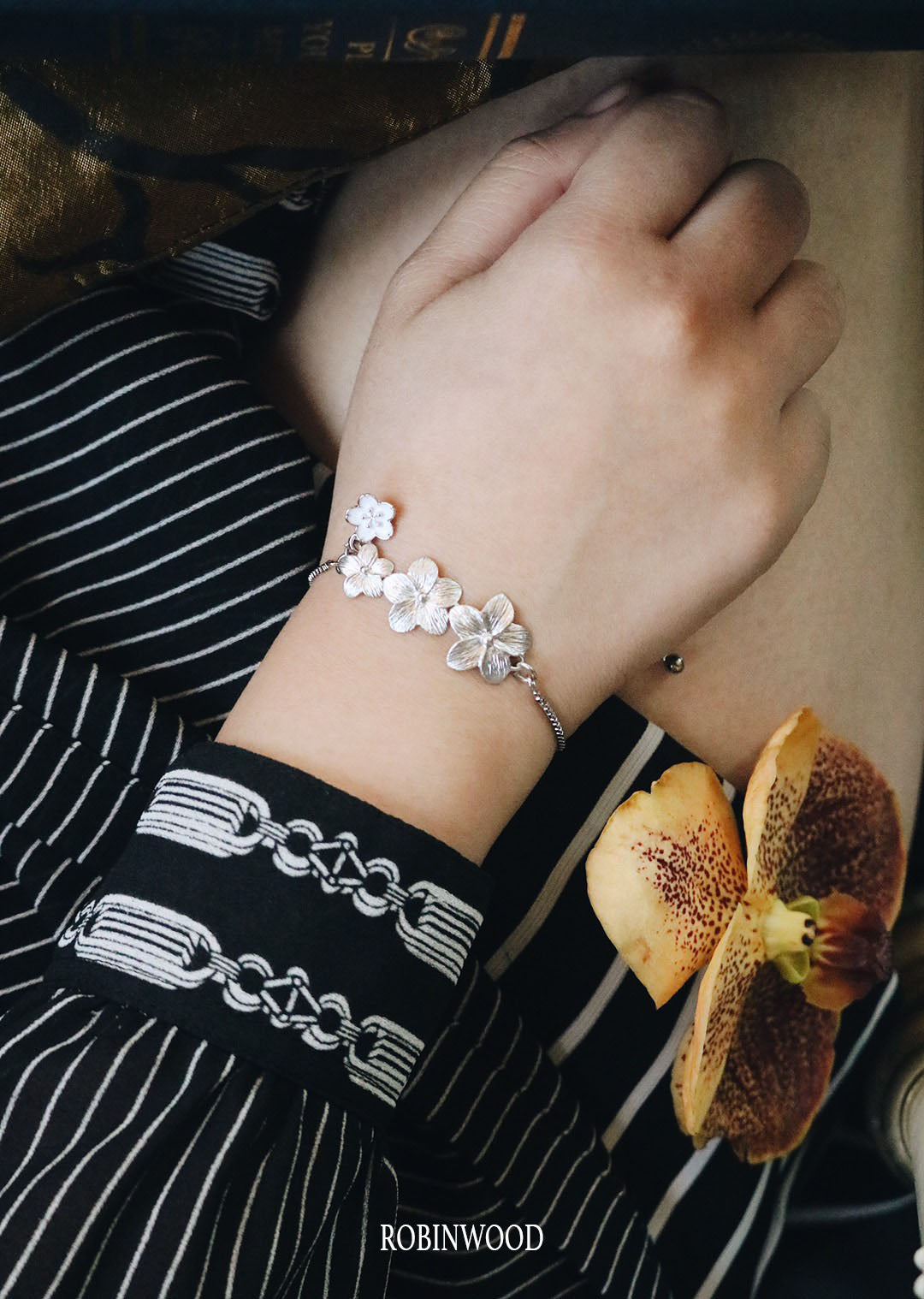 May Special " 92.5 K Sterling Silver Elder White Elizabeth Flower Edition ", Silver Snake Bracelet Design, Masterpieces, 88 pieces, Yut sila