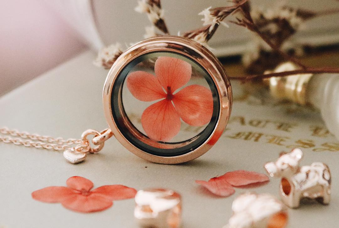 Red Lover with Red Lilac english flower rosegold locket necklace