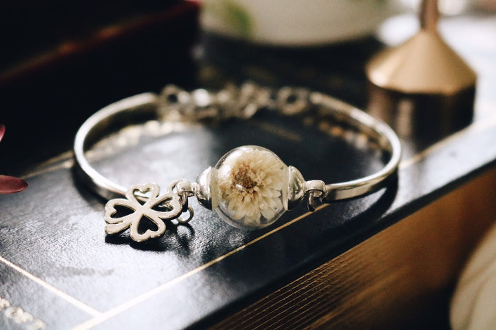 92.5 K Sterling Silver, White Carnation Flower Blending with Four lead cover silver bracelet adjustable size
